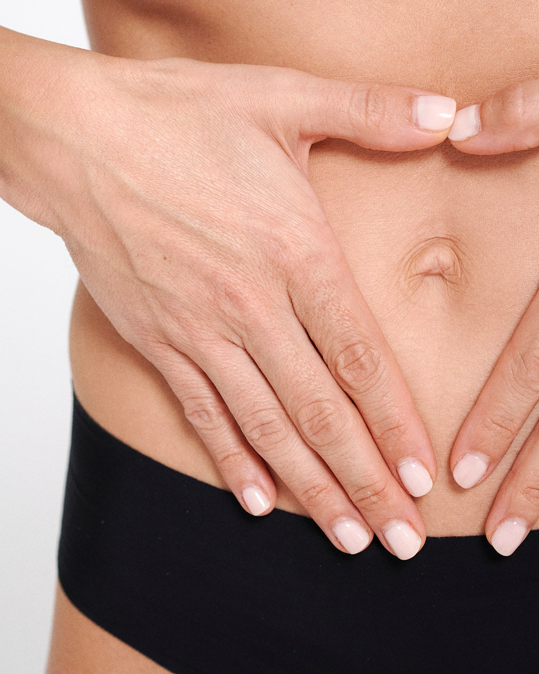 Automassage du ventre pour stimuler le transit intestinal et soulager la constipation naturellement