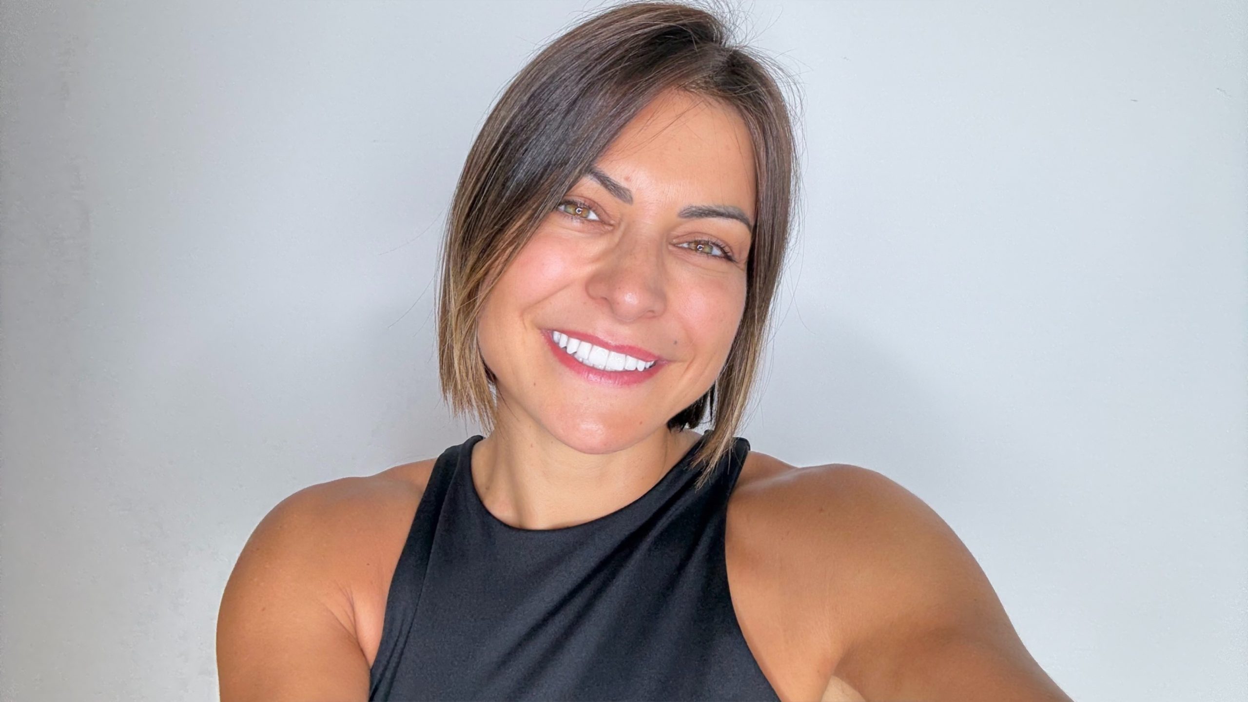 Cernes violacées ? Découvrez 1 massage des yeux simple et efficace pour réveiller votre regard